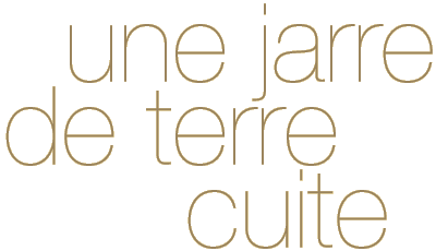 Une jarre de terre cuite.